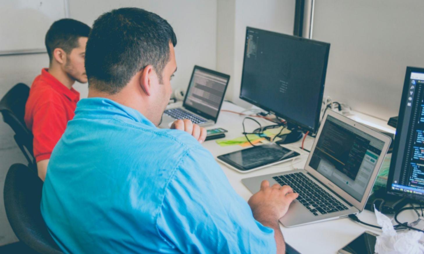 Studenti durante una sessione formativa di educazione finanziaria